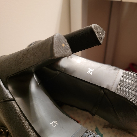 Tall ankle boots (black, and cream) - Picture 14 of 16